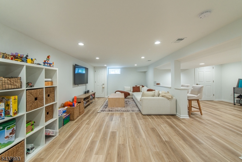 1 TULIP LN