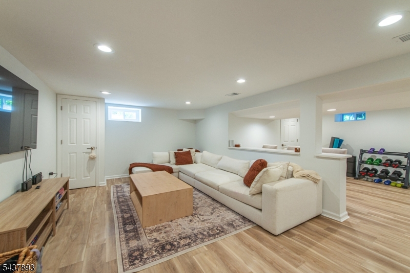 1 TULIP LN
