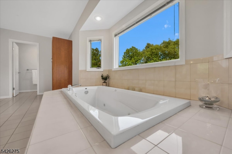 25 Solomon Dr