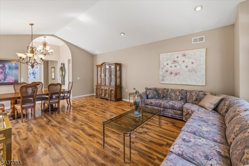 3 Daulton Dr