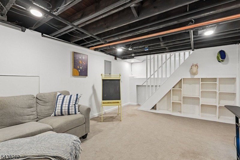 82 Vreeland Ave