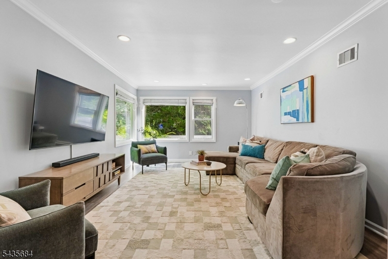 32 Undercliff Ter