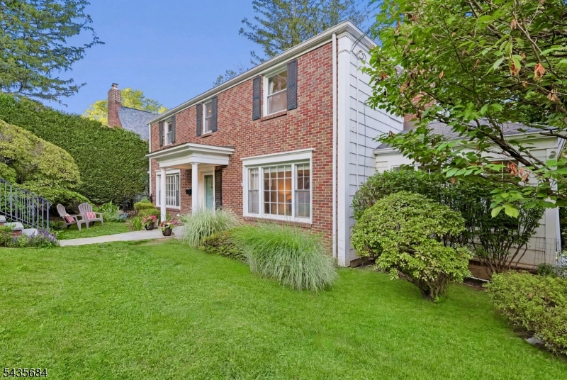 32 Undercliff Ter