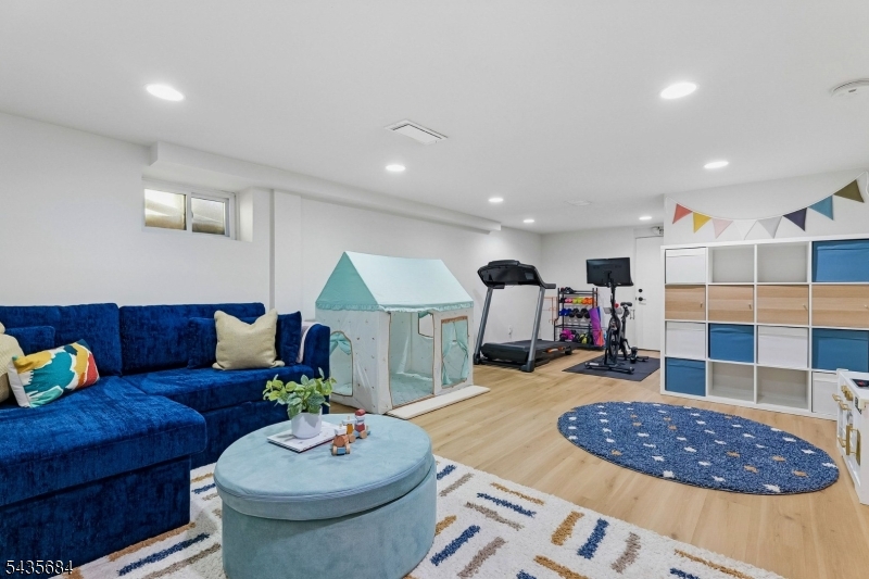 32 Undercliff Ter