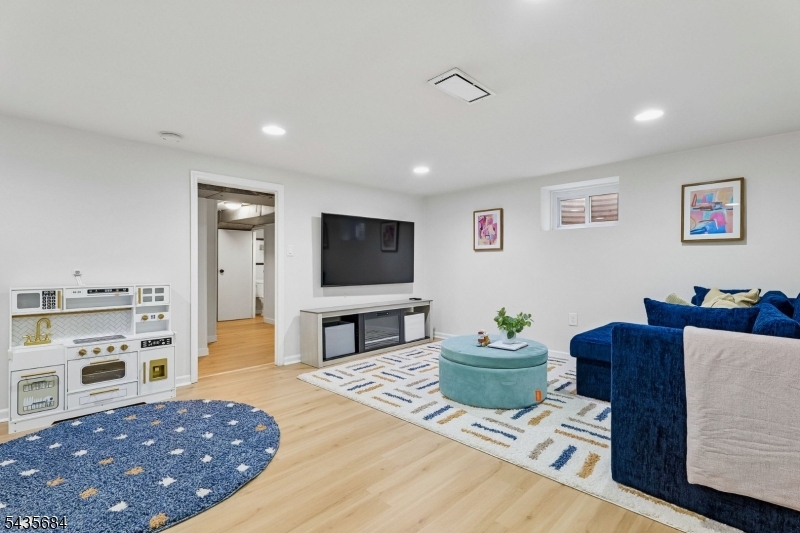 32 Undercliff Ter