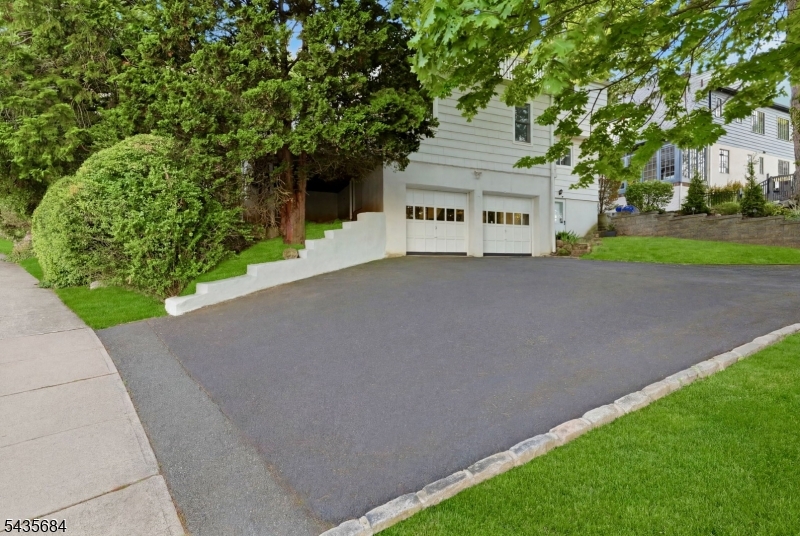 32 Undercliff Ter