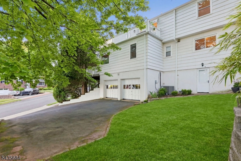 32 Undercliff Ter