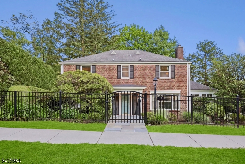 32 Undercliff Ter