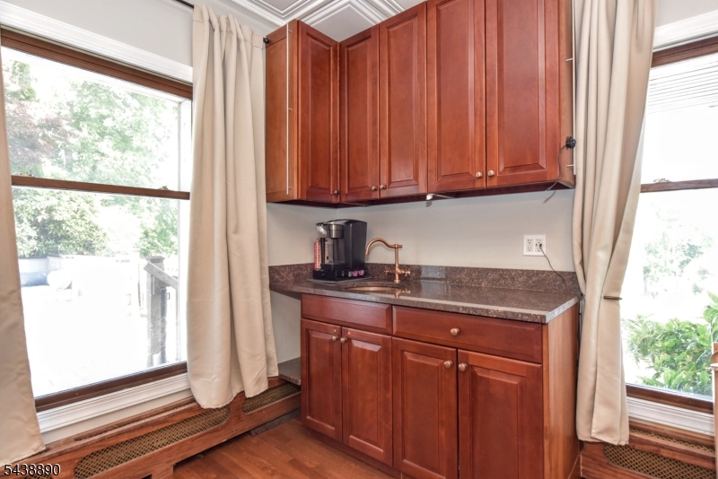 27 Joan St