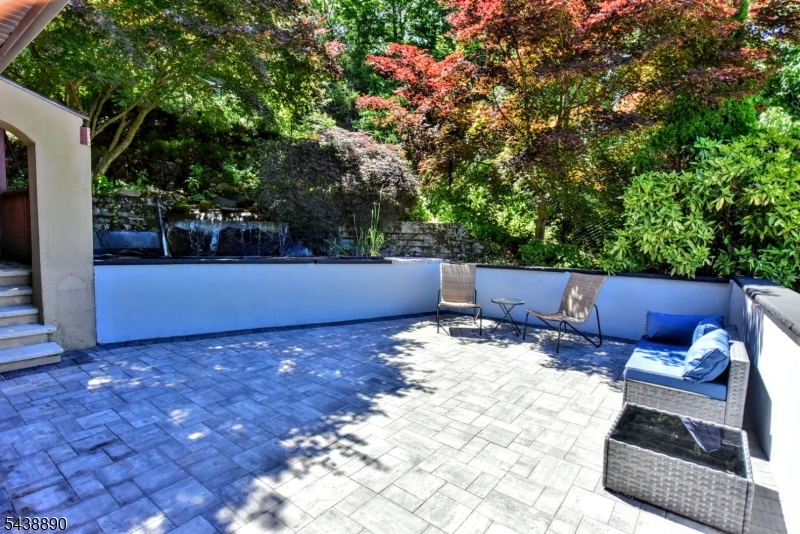 27 Joan St