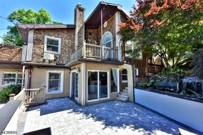 27 Joan St