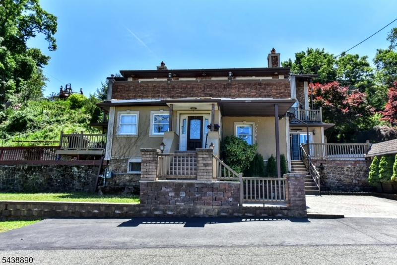 27 Joan St