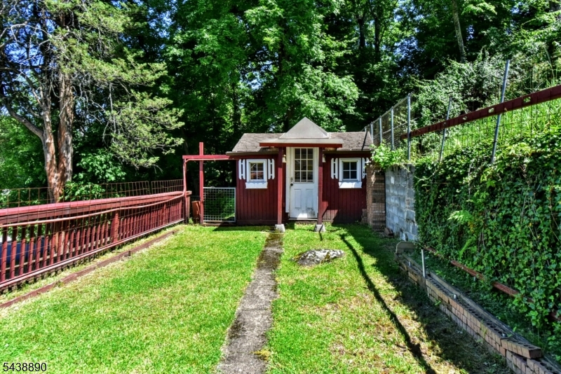 27 Joan St