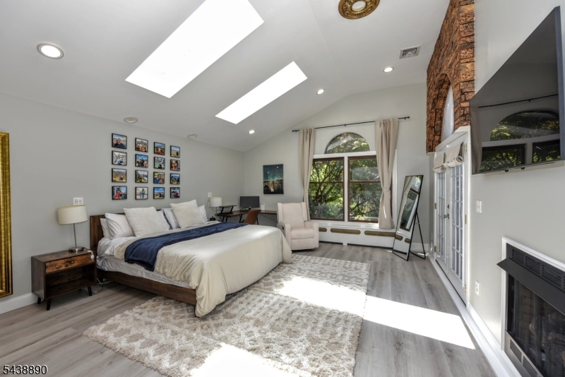 27 Joan St