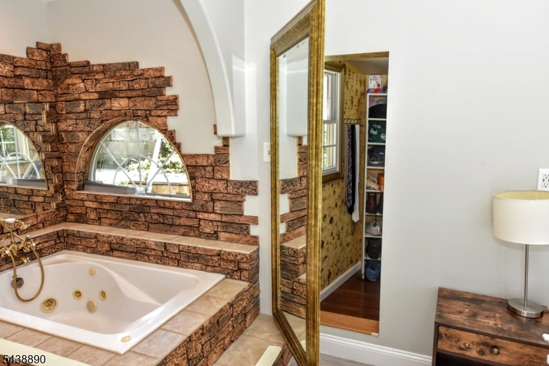 27 Joan St