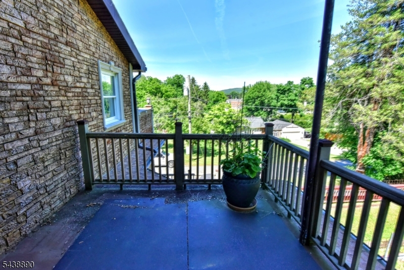 27 Joan St