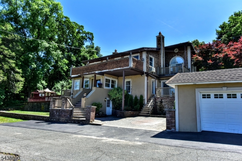 27 Joan St