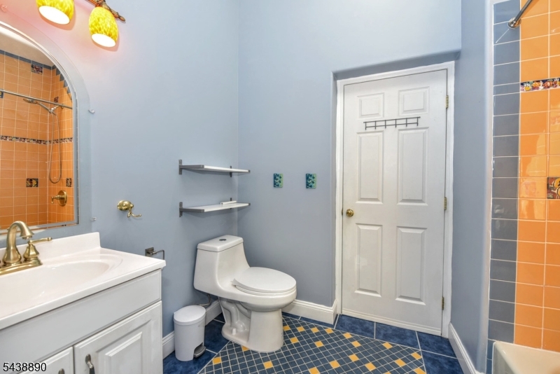 27 Joan St