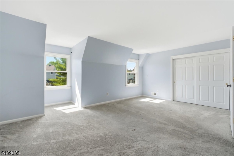 17 Heritage Ln