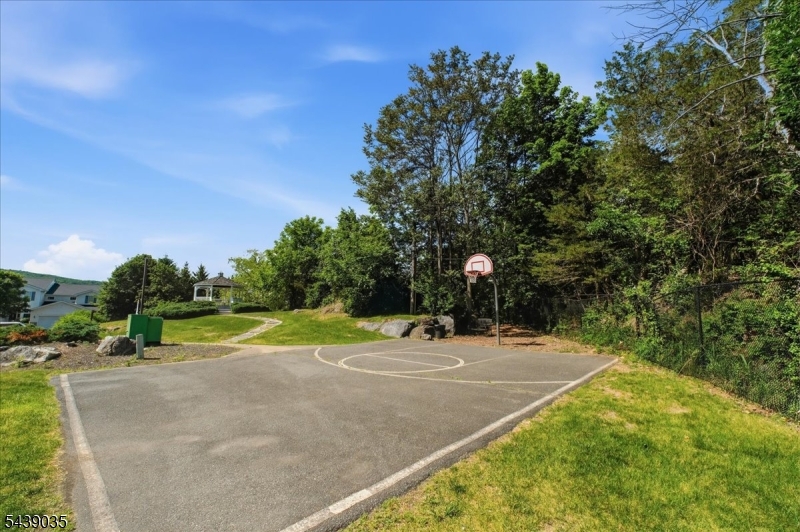 17 Heritage Ln