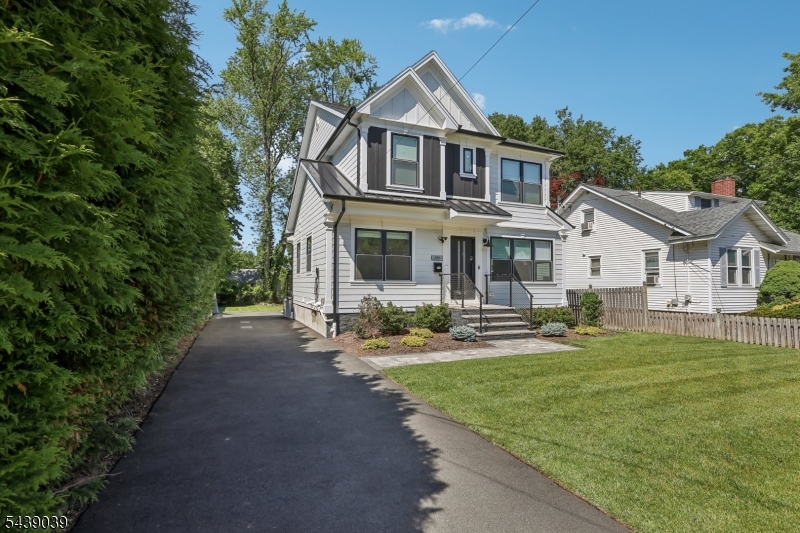 676 Ridgewood Rd