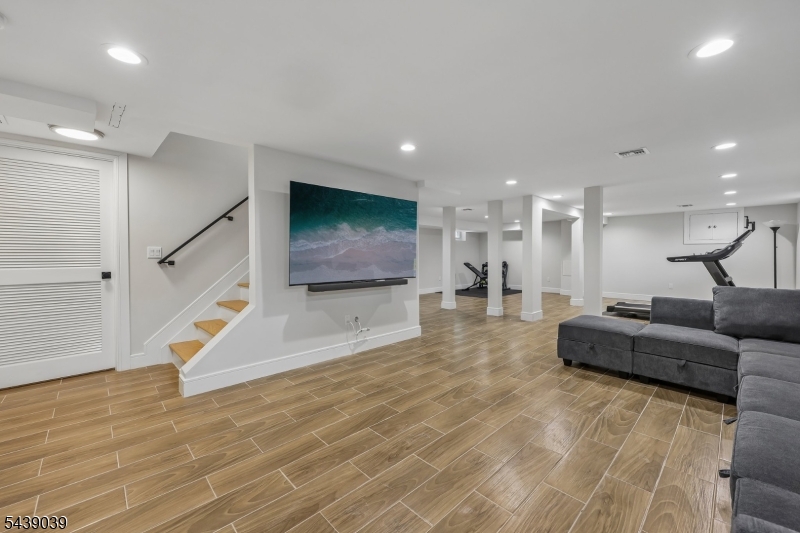 676 Ridgewood Rd