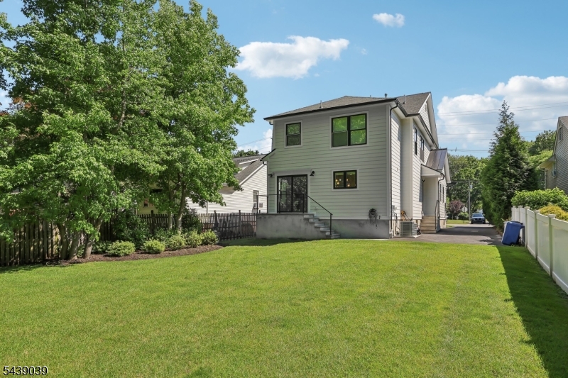 676 Ridgewood Rd