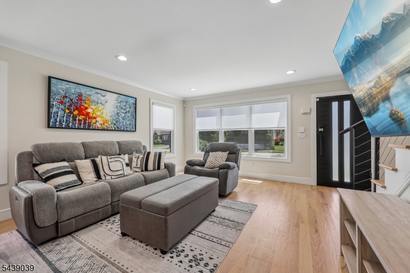 676 Ridgewood Rd