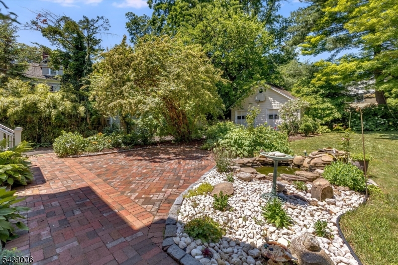 8 Summit St