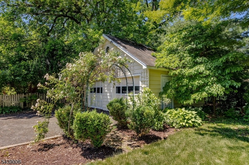 8 Summit St