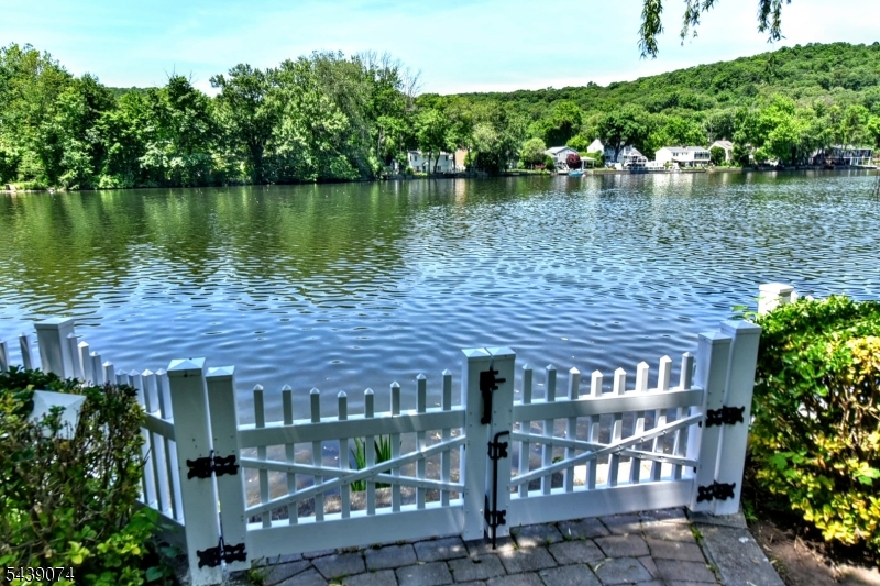 45 Lakeshore Dr