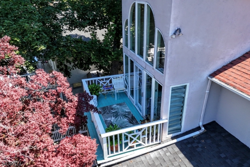 45 Lakeshore Dr