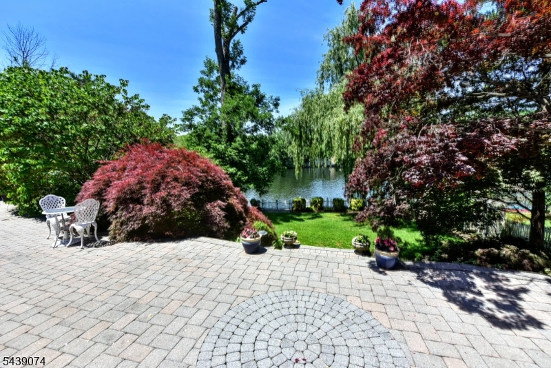 45 Lakeshore Dr