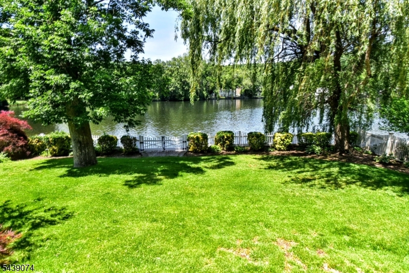 45 Lakeshore Dr