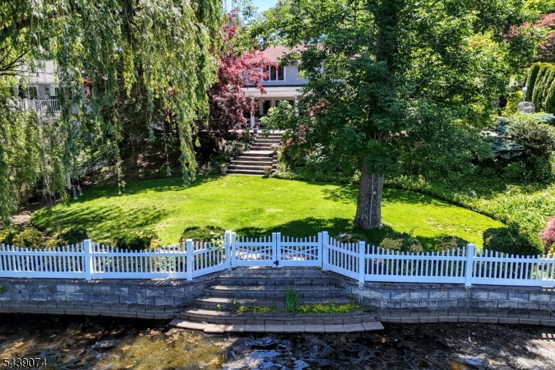 45 Lakeshore Dr