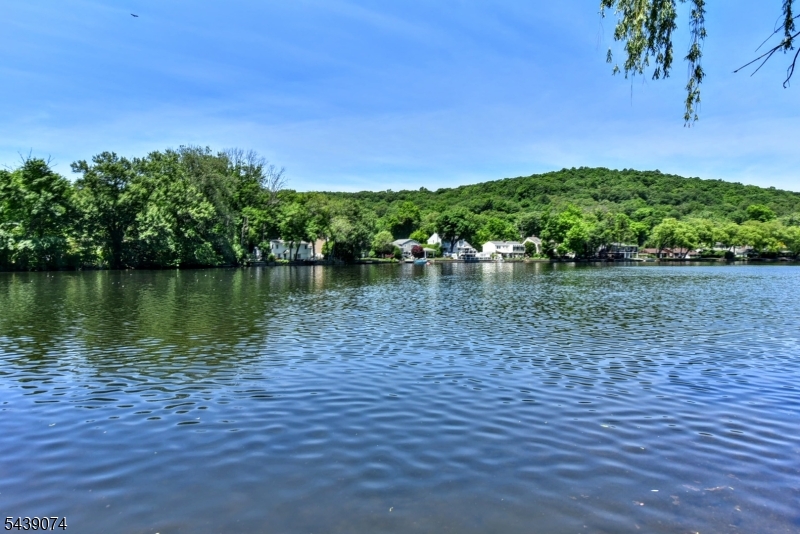 45 Lakeshore Dr