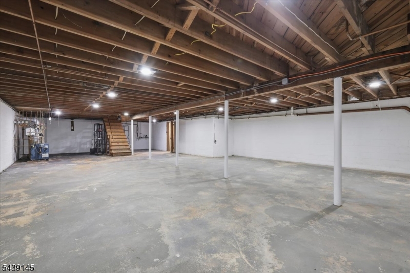 261 Eyland Ave
