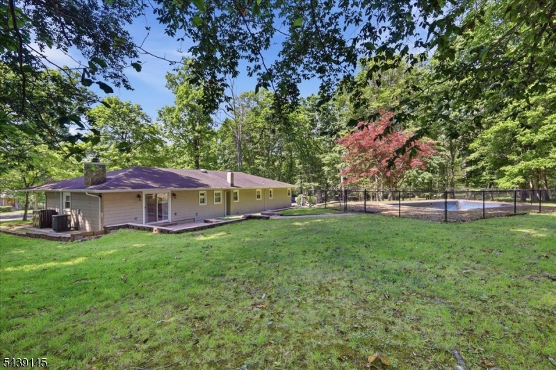 261 Eyland Ave
