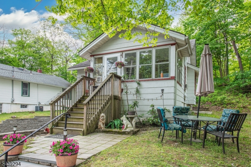 133 Woodside Ave