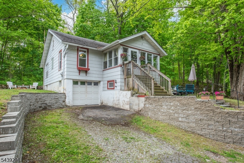 133 Woodside Ave