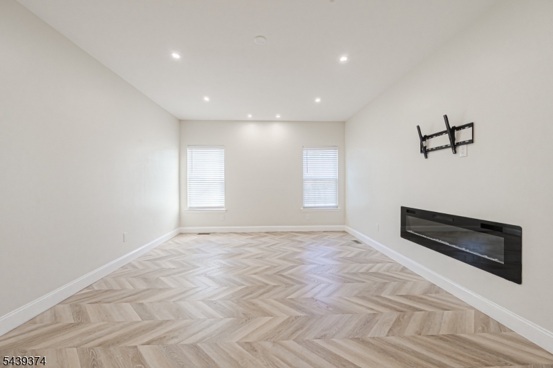 11 Chancellor Park Dr