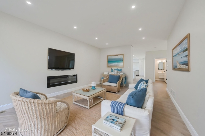 11 Chancellor Park Dr