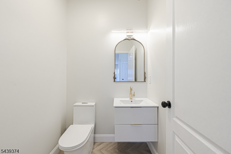 11 Chancellor Park Dr