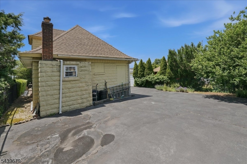 85 Stewart Ave