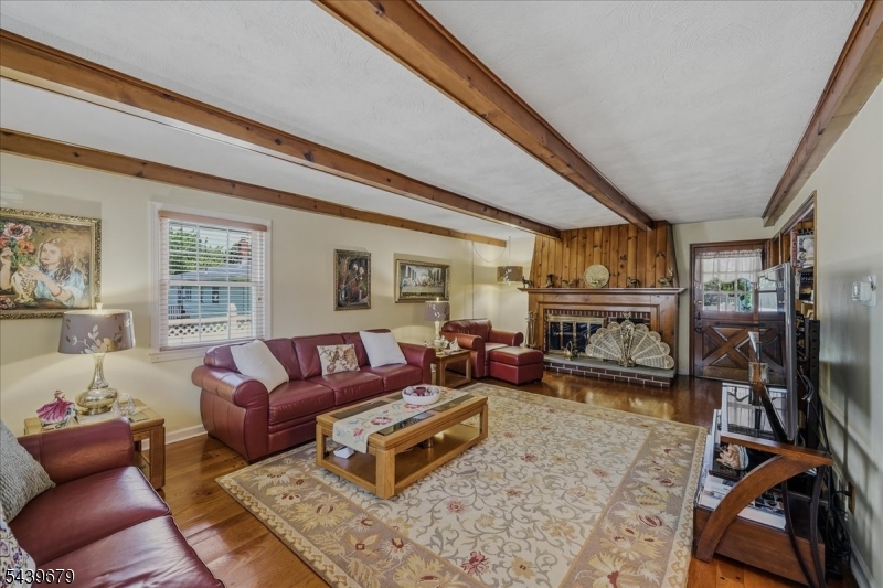 85 Stewart Ave