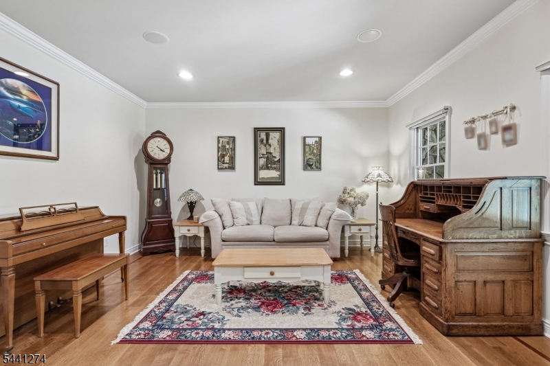4 Holmehill Ln