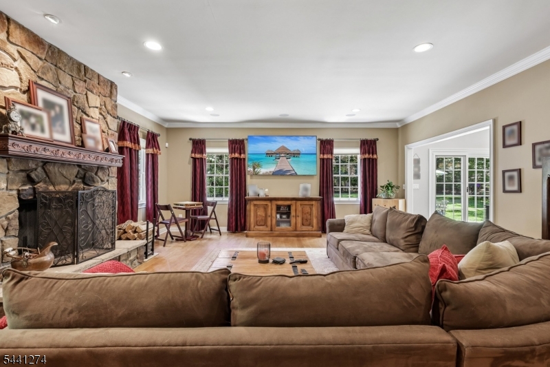 4 Holmehill Ln