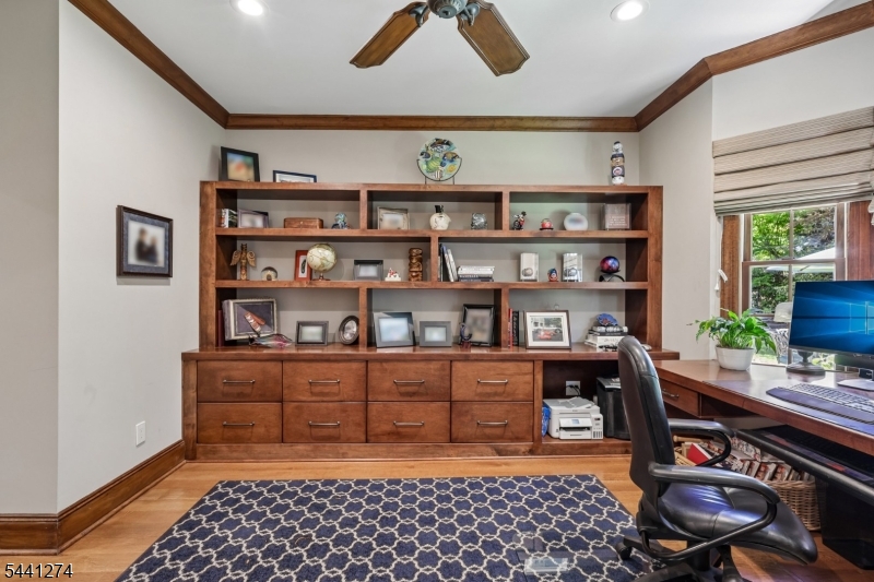 4 Holmehill Ln