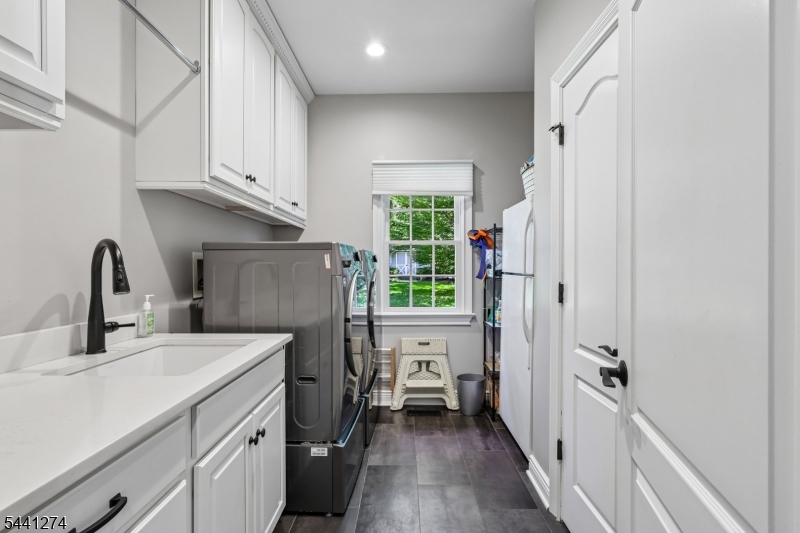 4 Holmehill Ln