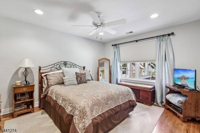 4 Holmehill Ln